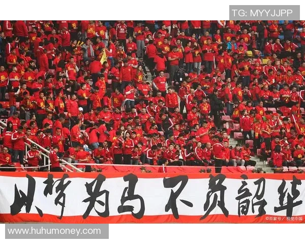 足球明星加油时刻激励全场凝聚力量为胜利拼搏的感人瞬间 足球明星加油时刻激励全场凝聚力量为胜利拼搏的感人瞬间